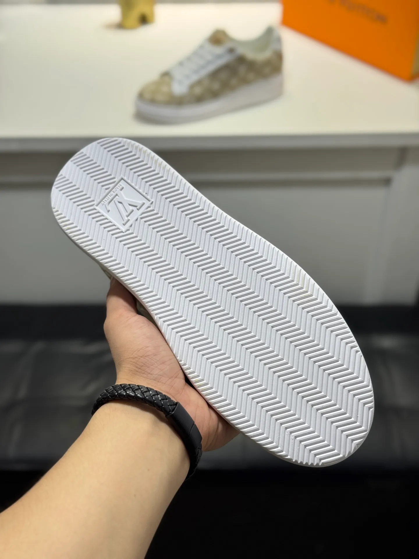 Men's shoes 💰400 [New style] 🐞🐞Top original order - LV [Louis Vuitton] counter new men's casual series! 🔥Globally limited edition💯The upper is made of cowhide with sheepskin lining➕Original rubber outsole, which is lighter and non-slip. Fashion focuses on trends, versatile and hot styles, simple yet tasteful! Exudes a fashionable and casual atmosphere, fashion is at your feet, and you are full of confidence! Multiple colors available. A must-have for fashionistas! Size: 38-44 (45 customized